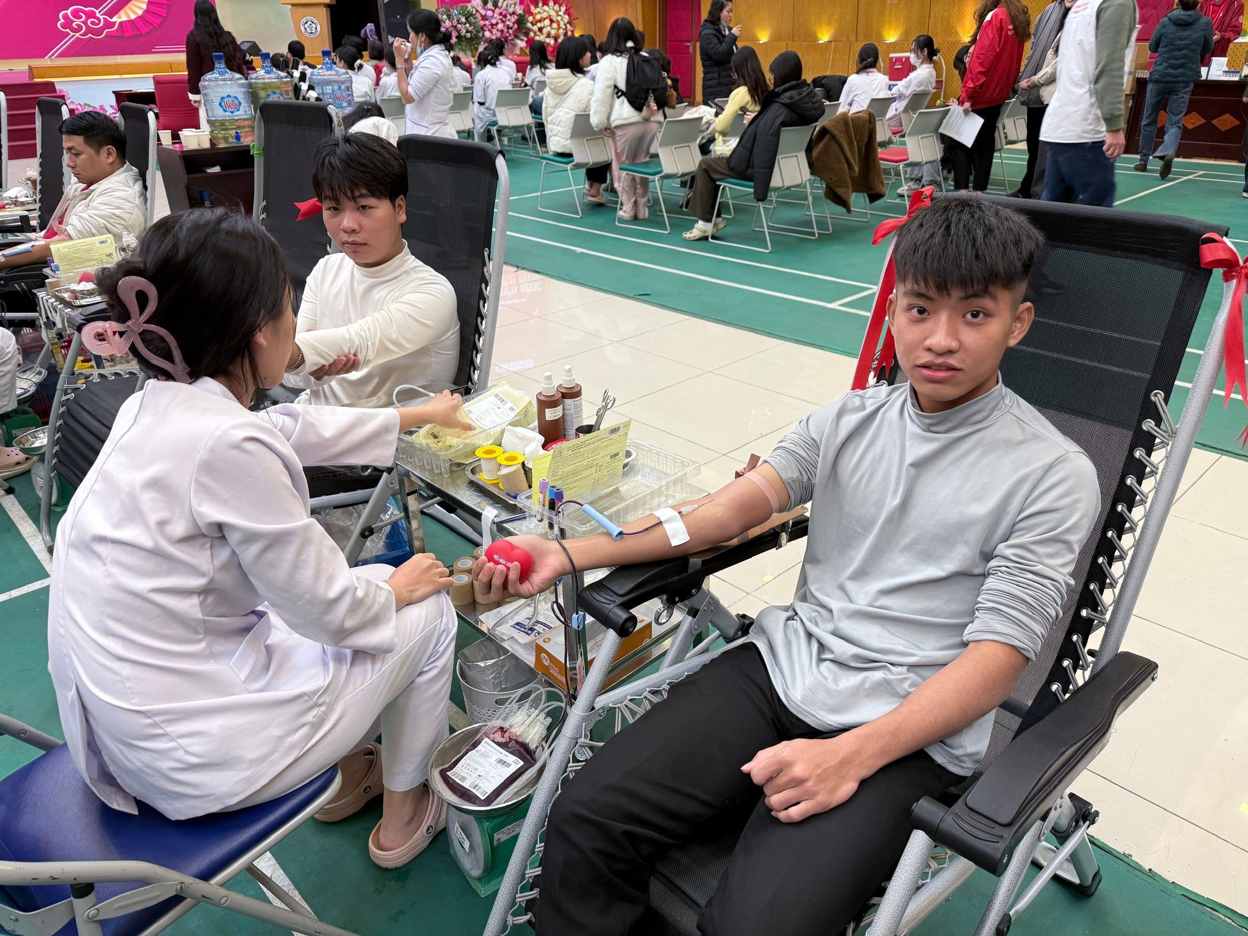 Sinh vi&ecirc;n Mai Thanh L&acirc;m lần đầu tham gia hiến m&aacute;u t&igrave;nh nguyện