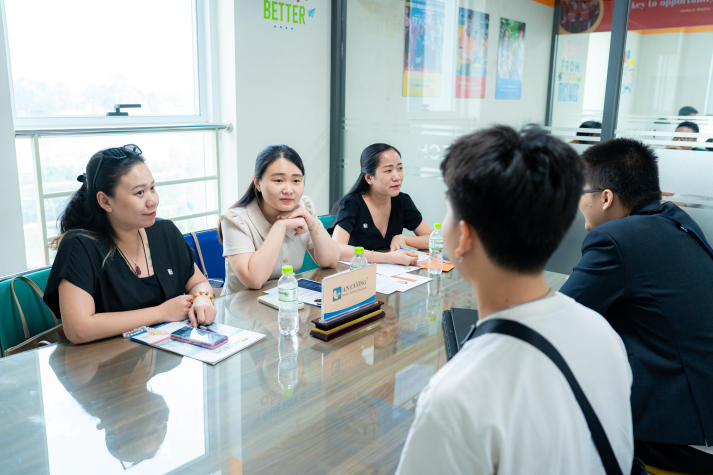 Sinh vi&ecirc;n tự tin trao đổi trực tiếp với nh&agrave; tuyển dụng.