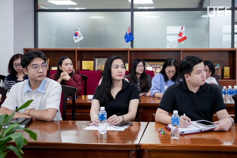 Các thầy cô chăm chú theo dõi và ghi chép trong buổi tập huấn