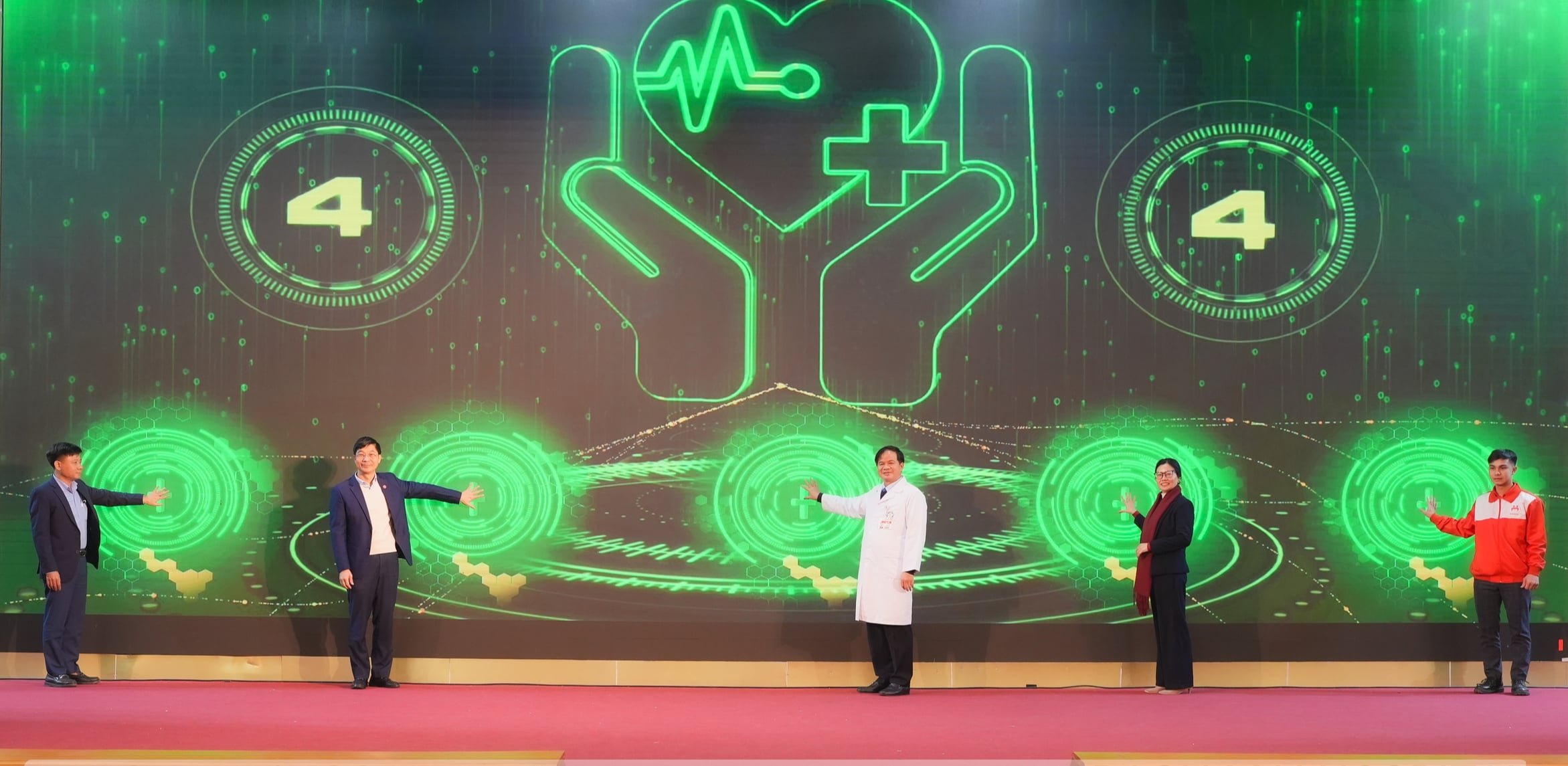 Đại biểu ph&aacute;t động cuộc thi thiết kế &yacute; tưởng truyền th&ocirc;ng cho Trạm hiến m&aacute;u Bạch Mai