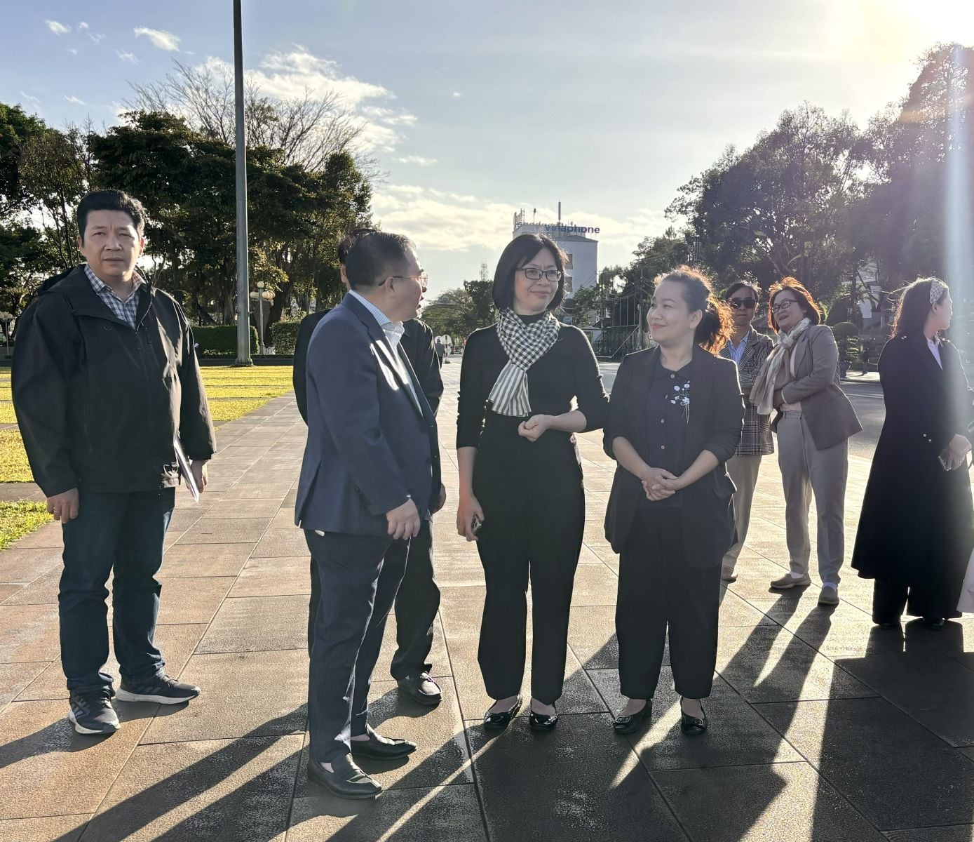 Ph&oacute; Chủ tịch kiểm tra c&ocirc;ng t&aacute;c chuẩn bị Tết tại Quảng trường Đại Đo&agrave;n Kết