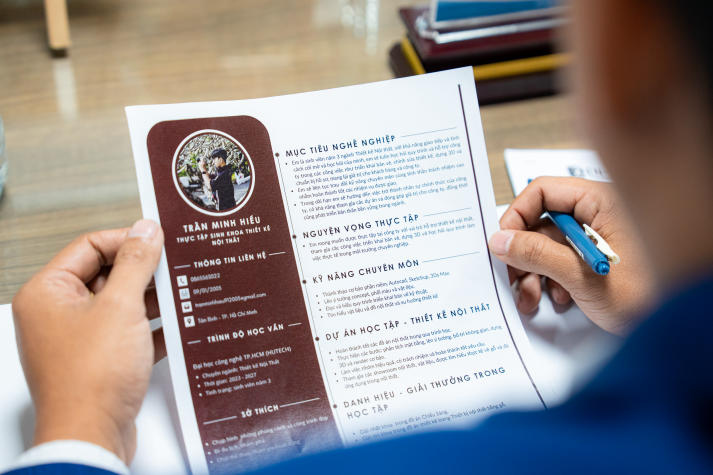 Sinh vi&ecirc;n tr&igrave;nh b&agrave;y portfolio v&agrave; sản phẩm học tập với doanh nghiệp.