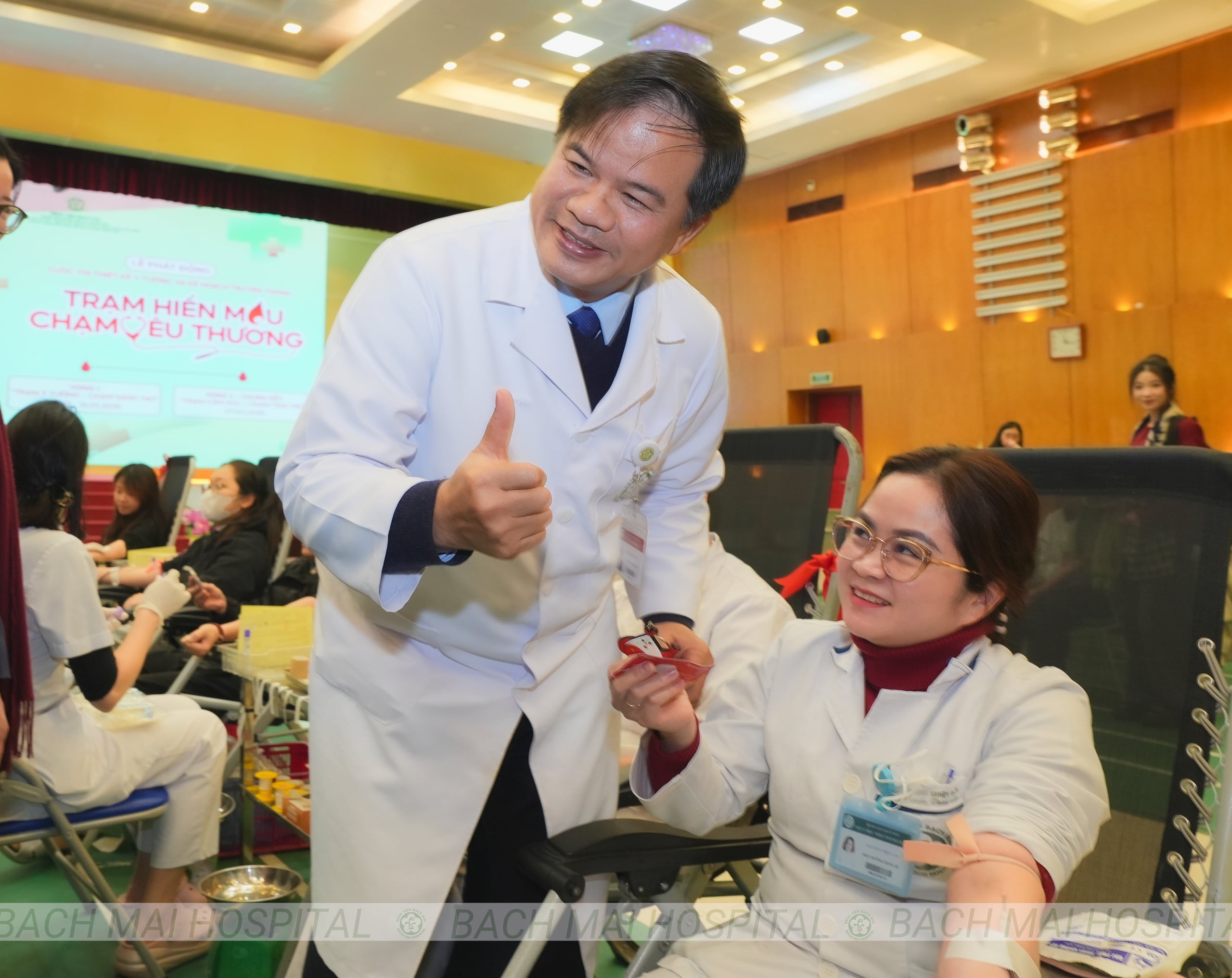 Nhiều người tham gia hiến m&aacute;u t&igrave;nh nguyện trong ng&agrave;y hội Tất ni&ecirc;n hồng