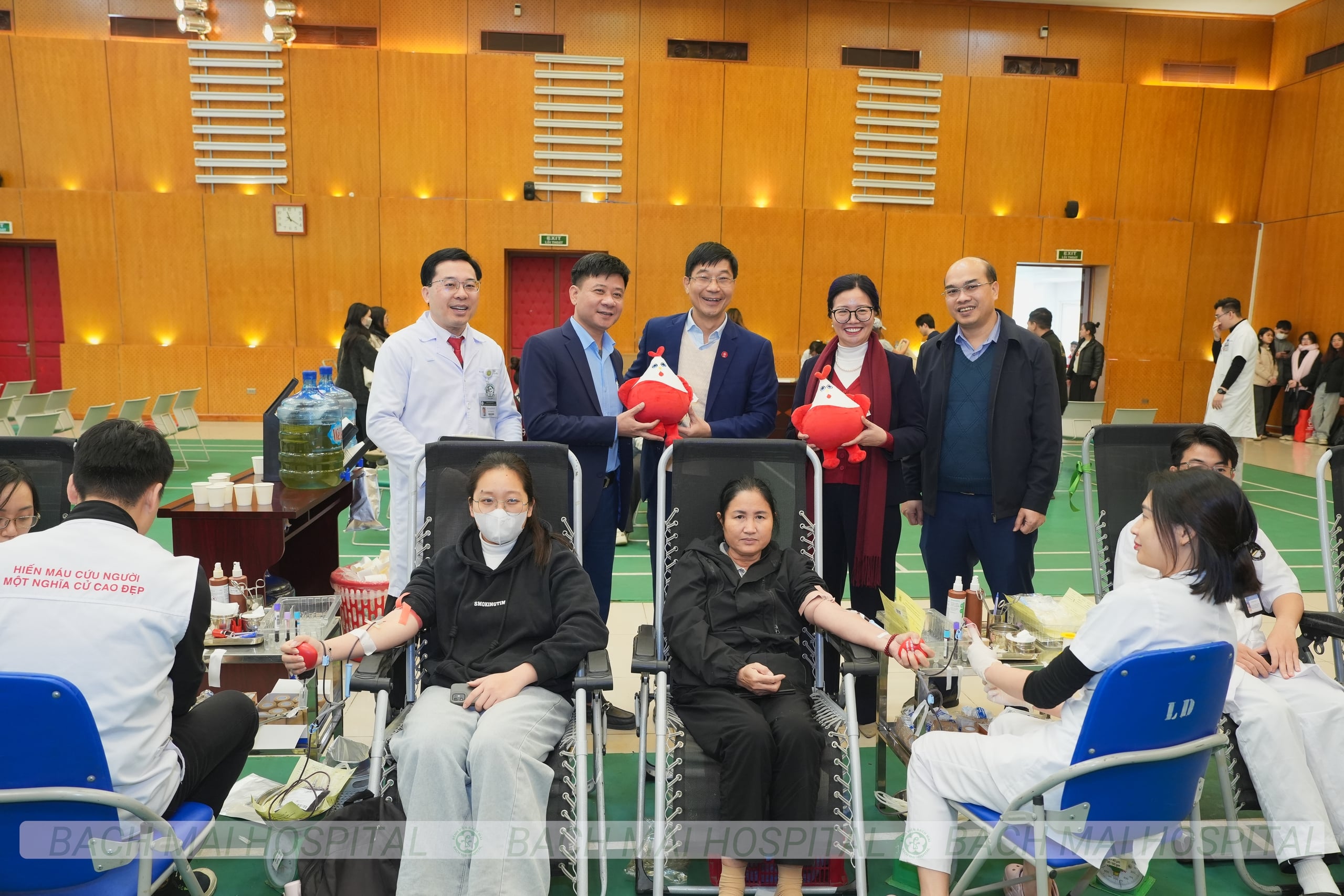 Đ&ocirc;ng đảo bạn trẻ tham gia ng&agrave;y hội hiến m&aacute;u t&igrave;nh nguyện