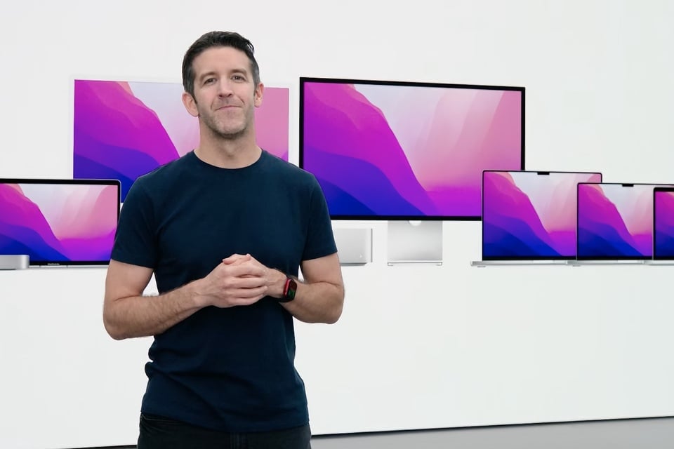 John Ternus ph&aacute;t biểu tại một sự kiện của Apple