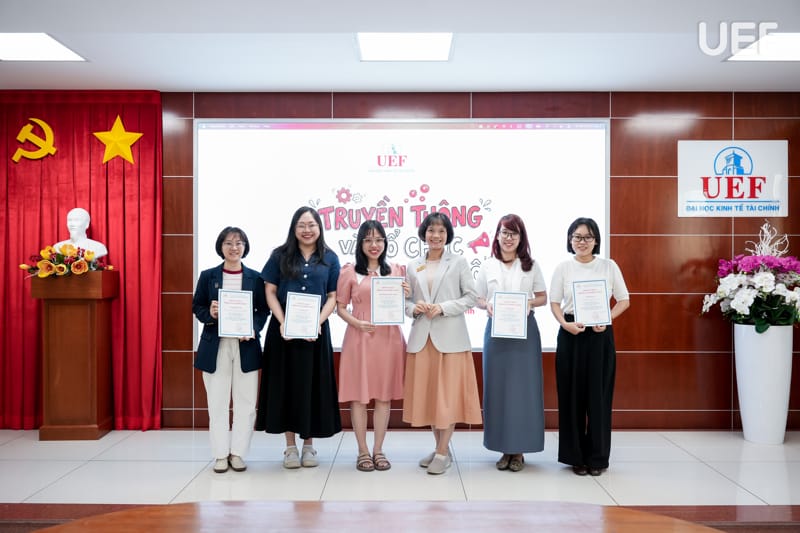 Giảng viên và học viên cùng chụp ảnh lưu niệm sau chương trình