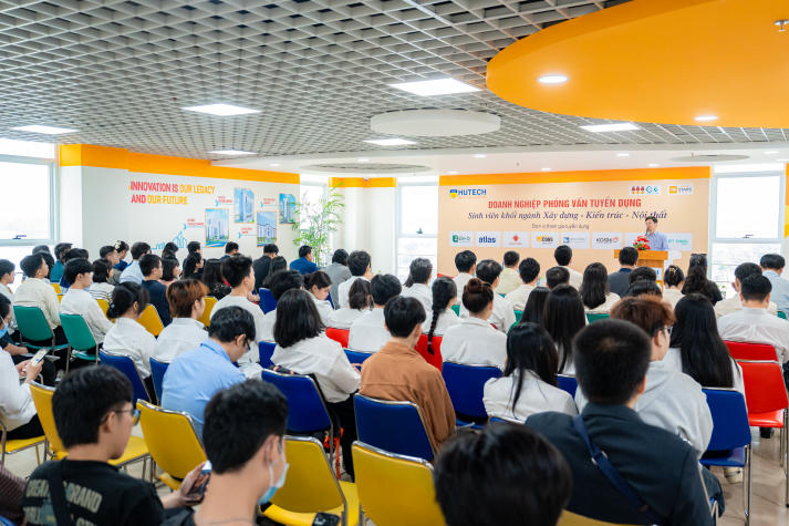 Đại diện c&aacute;c doanh nghiệp v&agrave; nh&agrave; trường trong sự kiện tuyển dụng.